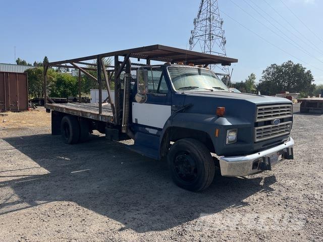 Ford F-700 플랫베드/드롭사이드 트럭