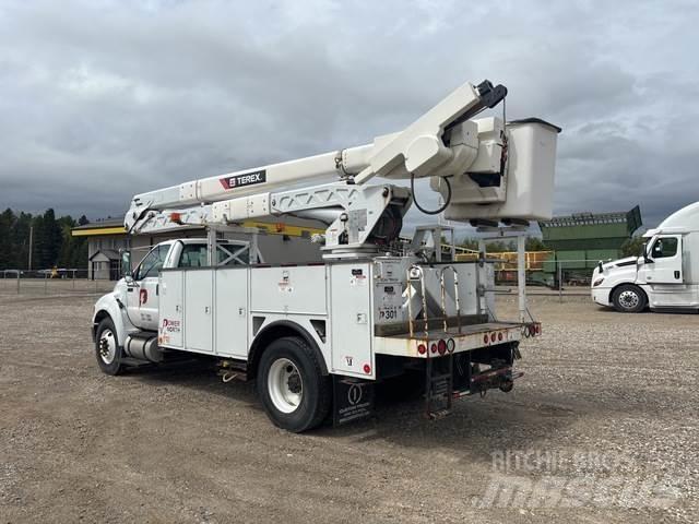 Ford F-750 트럭 탑재 고소작업대
