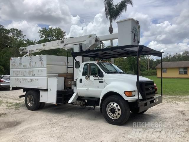Ford F-750 트럭 탑재 고소작업대