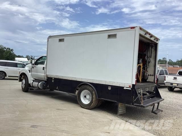 Ford F-750 탱커 트럭