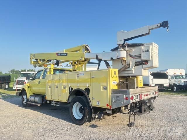 Ford F-750 트럭 탑재 고소작업대