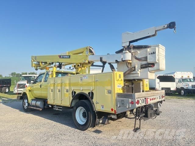Ford F-750 트럭 탑재 고소작업대