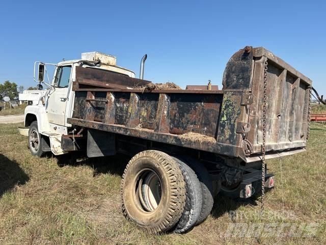 Ford F7000 덤프 트럭