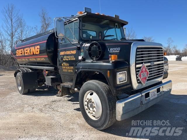 Ford L8000 탱커 트럭