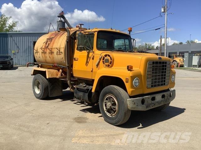Ford L8000 급수차