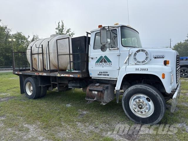 Ford LNT8000 탱커 트럭