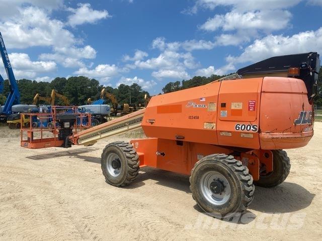 JLG 600S 견인식 전동이동 리프트
