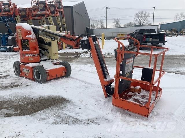 JLG E300AJP 관절형 전동이동 리프트