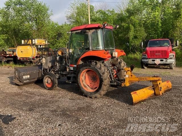Kubota M5040 실내 청소기