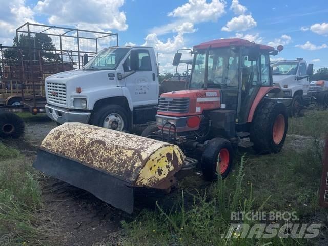 Kubota M5700 실내 청소기