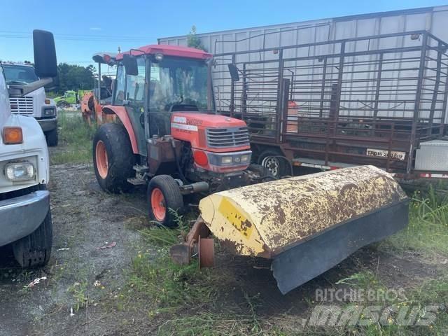 Kubota M5700 실내 청소기