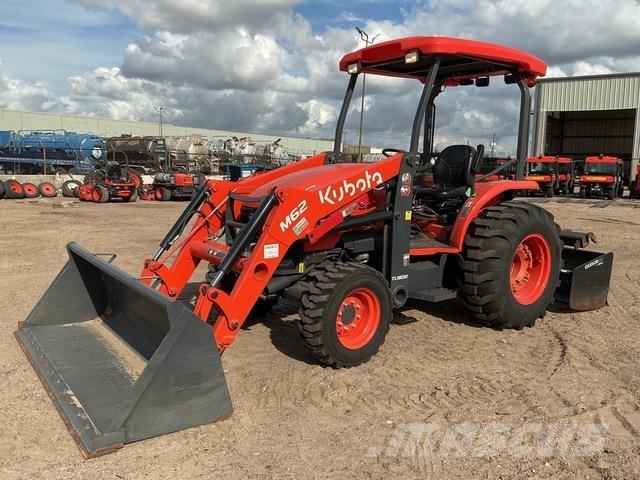 Kubota M62 프론트 로더 및 굴착기