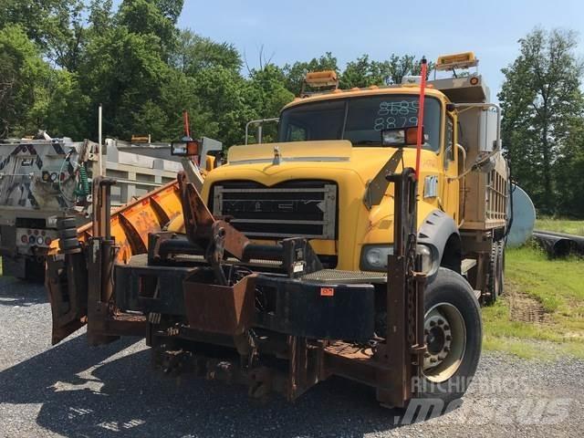 Mack 700 제설 블레이드 및 제설기