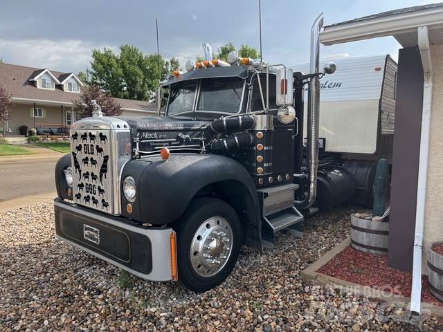 Mack B75 트랙터 유닛