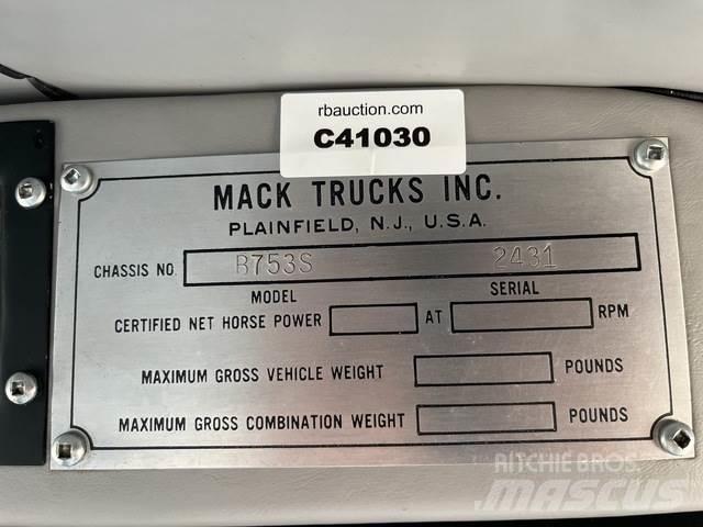 Mack B75 트랙터 유닛
