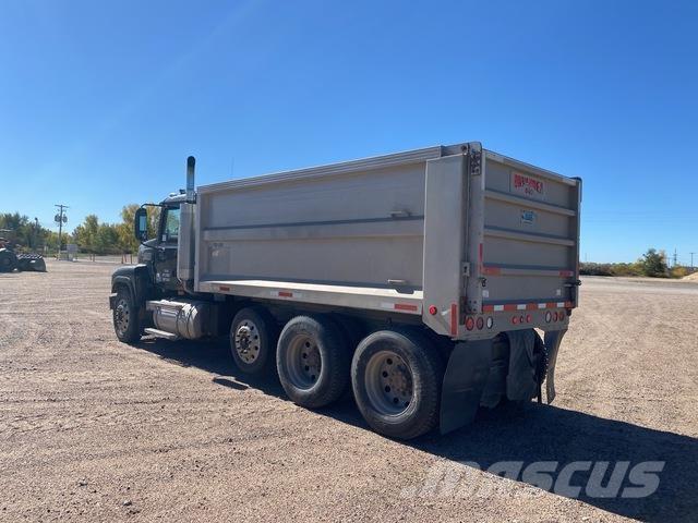 Mack CHN613 덤프 트럭