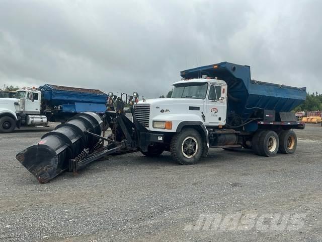 Mack CL713 제설 블레이드 및 제설기
