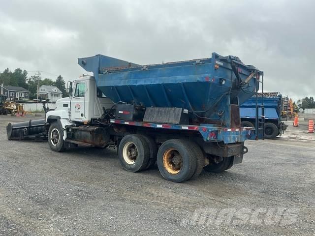 Mack CL713 제설 블레이드 및 제설기