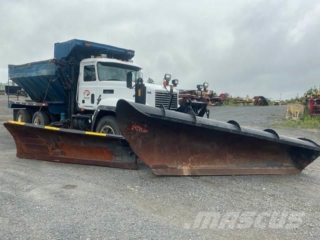 Mack CL713 제설 블레이드 및 제설기