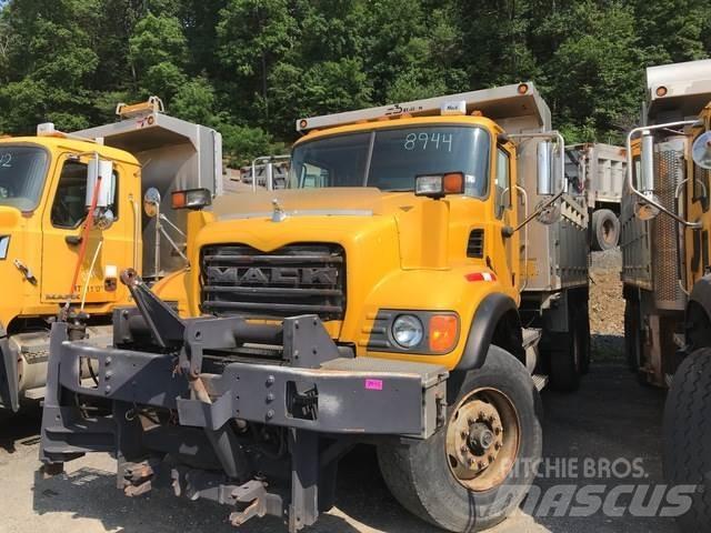 Mack CV700 제설 블레이드 및 제설기
