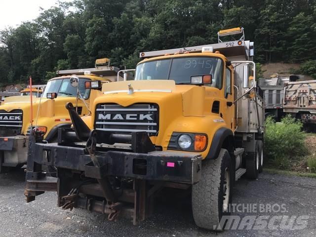 Mack CV700 제설 블레이드 및 제설기