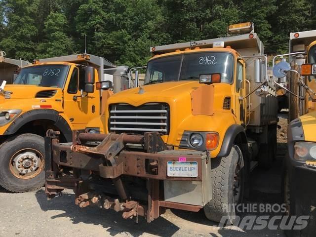 Mack CV700 덤프 트럭