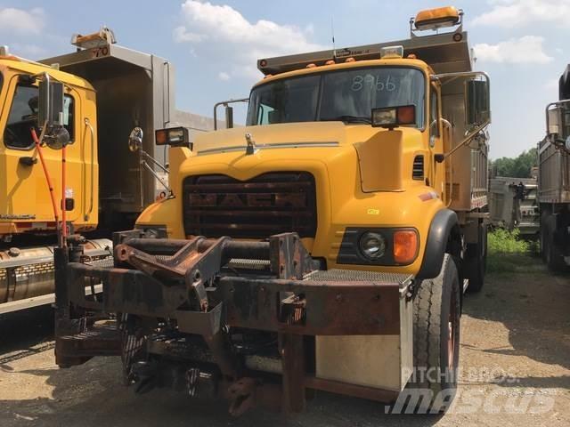 Mack CV700 제설 블레이드 및 제설기