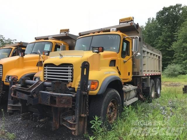 Mack CV700 덤프 트럭