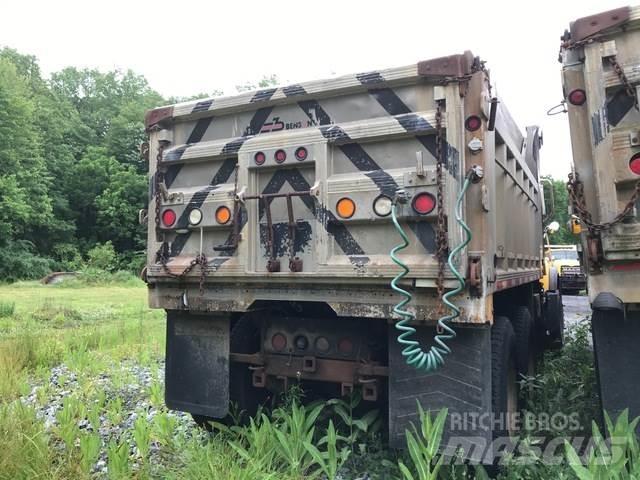 Mack CV700 덤프 트럭