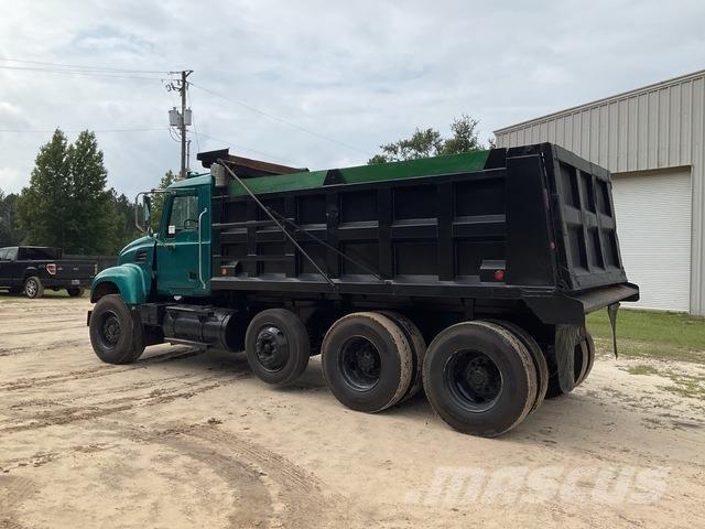 Mack CV700 덤프 트럭