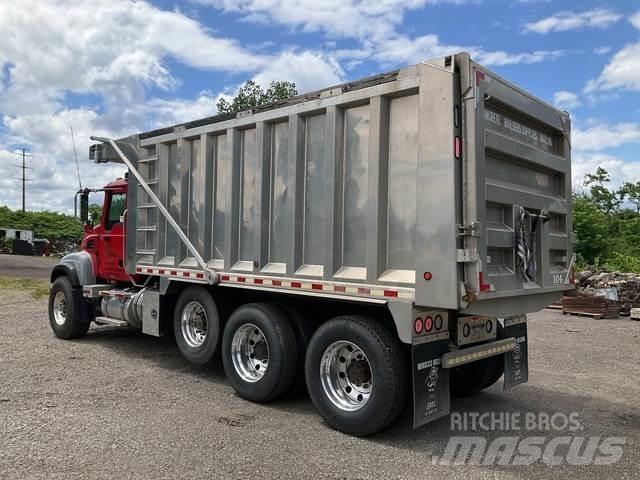 Mack CV713 덤프 트럭