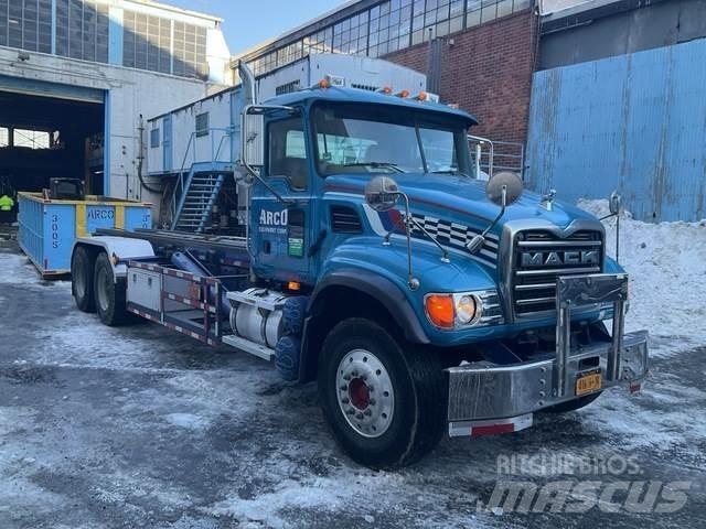 Mack CV713 스킵 로더 트럭