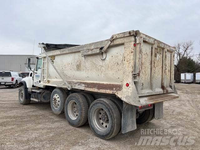 Mack CV713 덤프 트럭