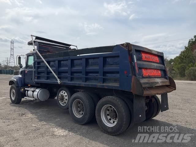 Mack CV713 덤프 트럭