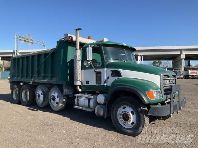 Mack CV713 덤프 트럭