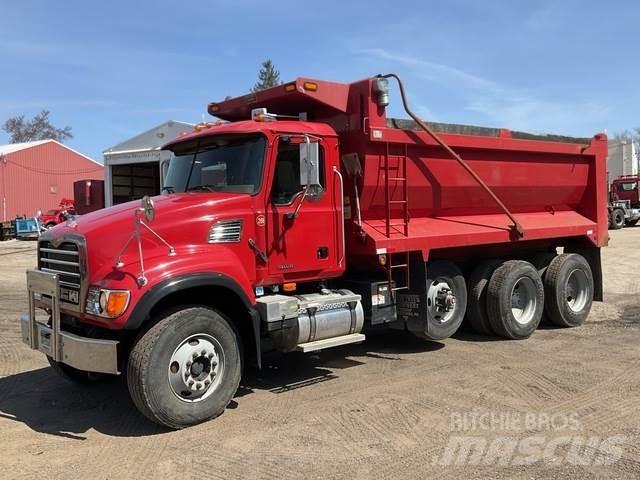 Mack CV713 덤프 트럭