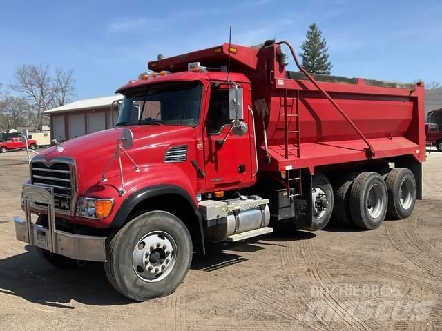 Mack CV713 덤프 트럭