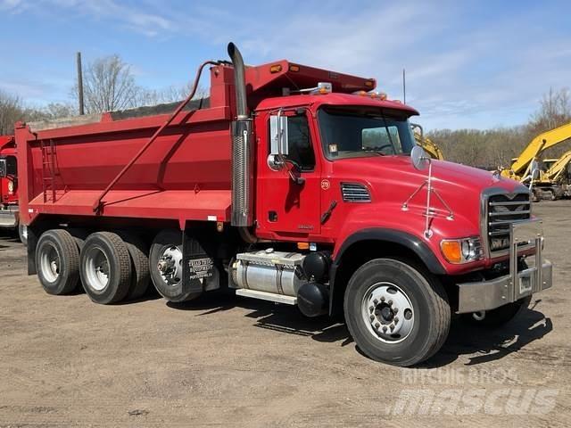 Mack CV713 덤프 트럭