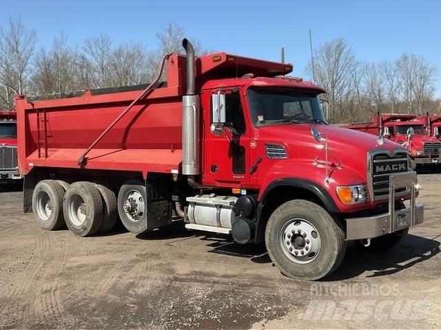 Mack CV713 덤프 트럭