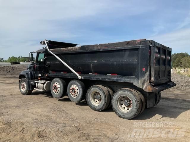 Mack CV713 덤프 트럭