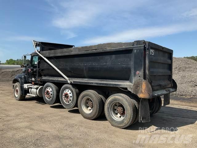 Mack CV713 덤프 트럭