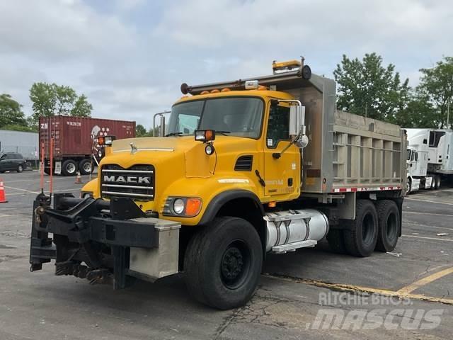 Mack CV713 덤프 트럭