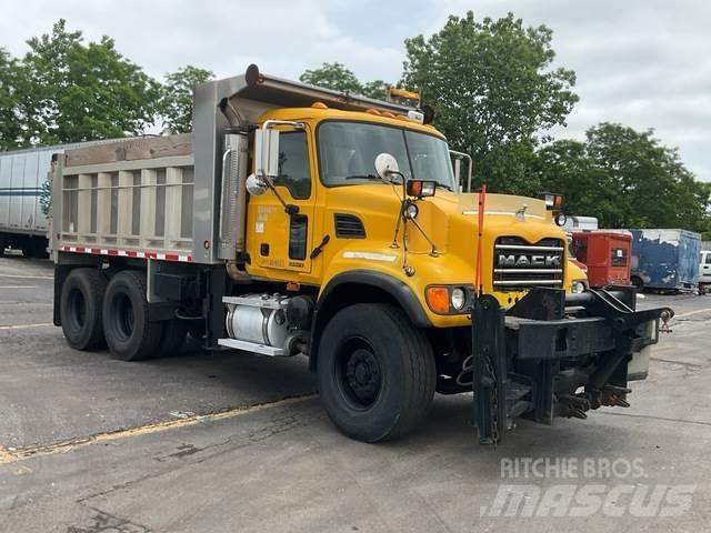 Mack CV713 덤프 트럭