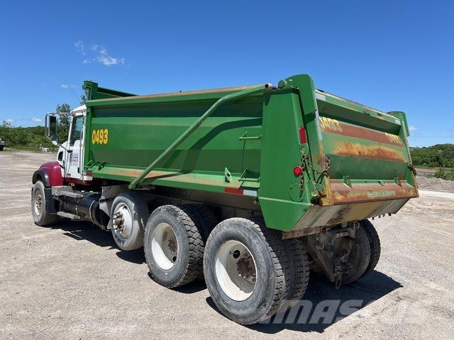 Mack CV713 덤프 트럭