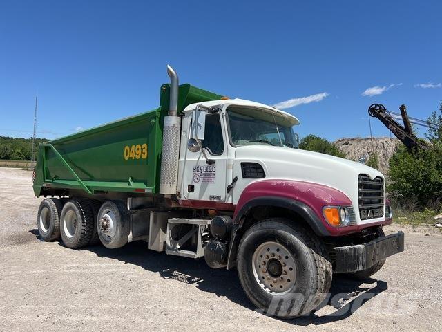 Mack CV713 덤프 트럭