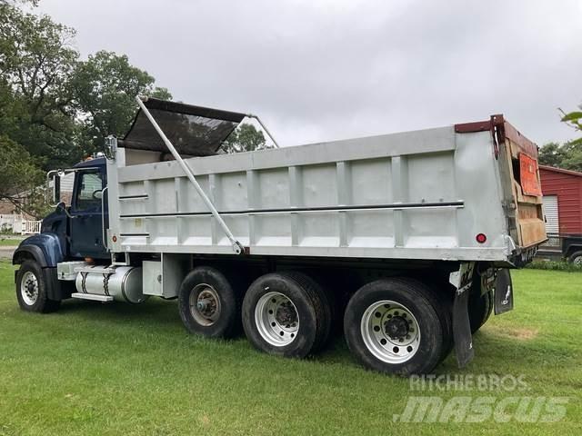 Mack CV713 덤프 트럭