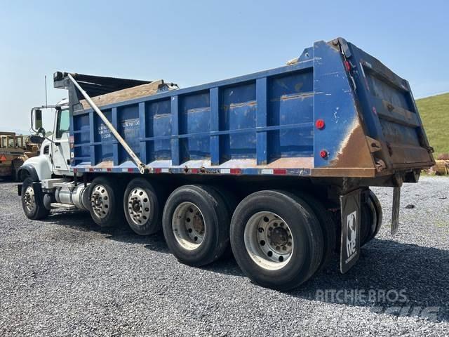 Mack CV713 덤프 트럭