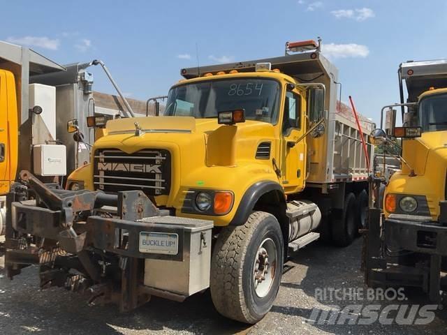 Mack CV713 제설 블레이드 및 제설기