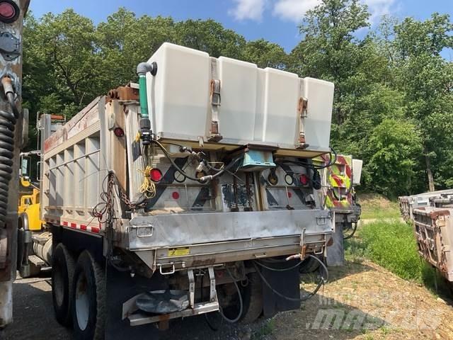 Mack CV713 제설 블레이드 및 제설기
