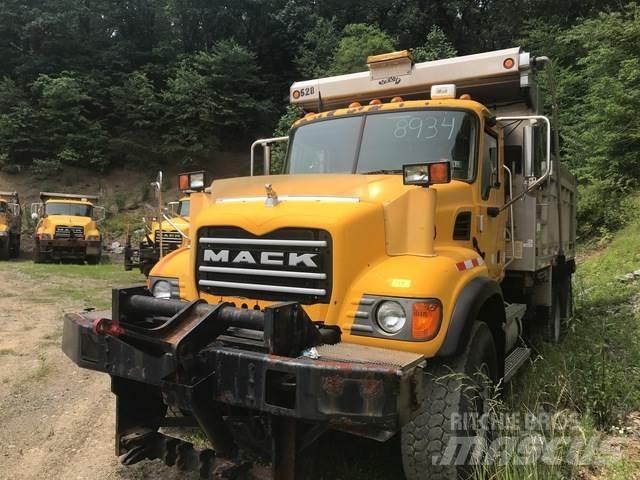 Mack CV713 덤프 트럭
